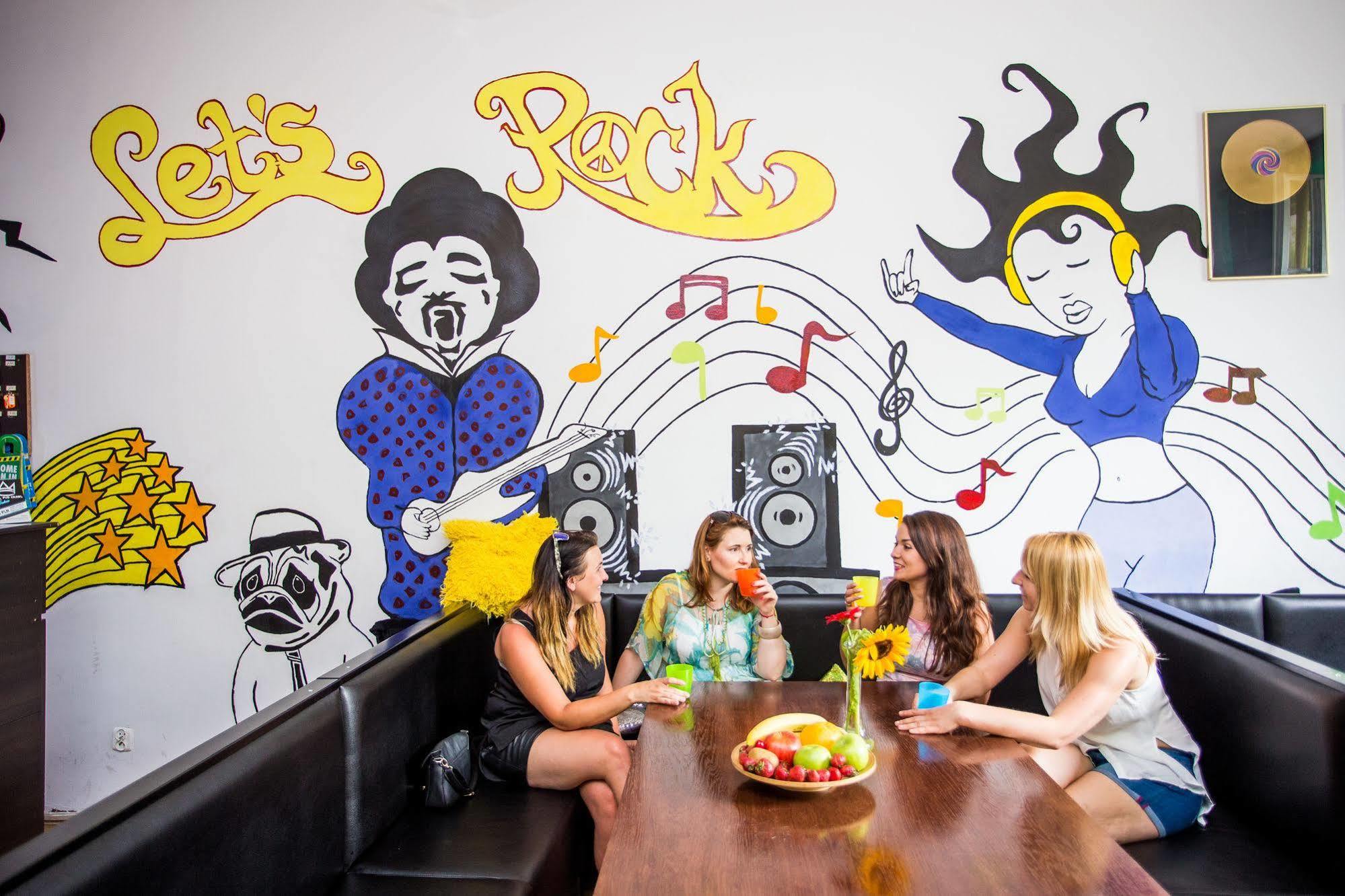 Let'S Rock Party Hostel! Age Limit From 18 Until 40! คราคูฟ ภายนอก รูปภาพ